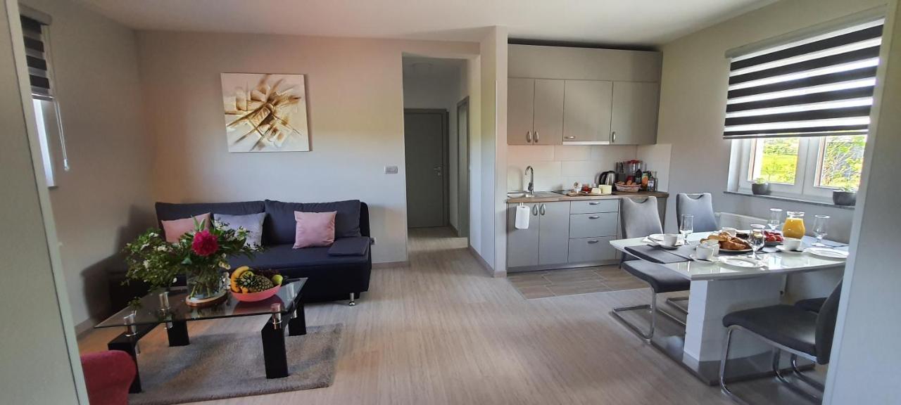 Apartmani Fenestra Tesla I Faust Оточац Екстер'єр фото